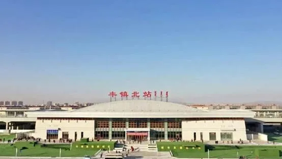 Intelligent Robot Appears in High-speed Railway Station: Simply All-powerful Intelligent Robot Appears in High-speed Railway Station: Simply All-powerful